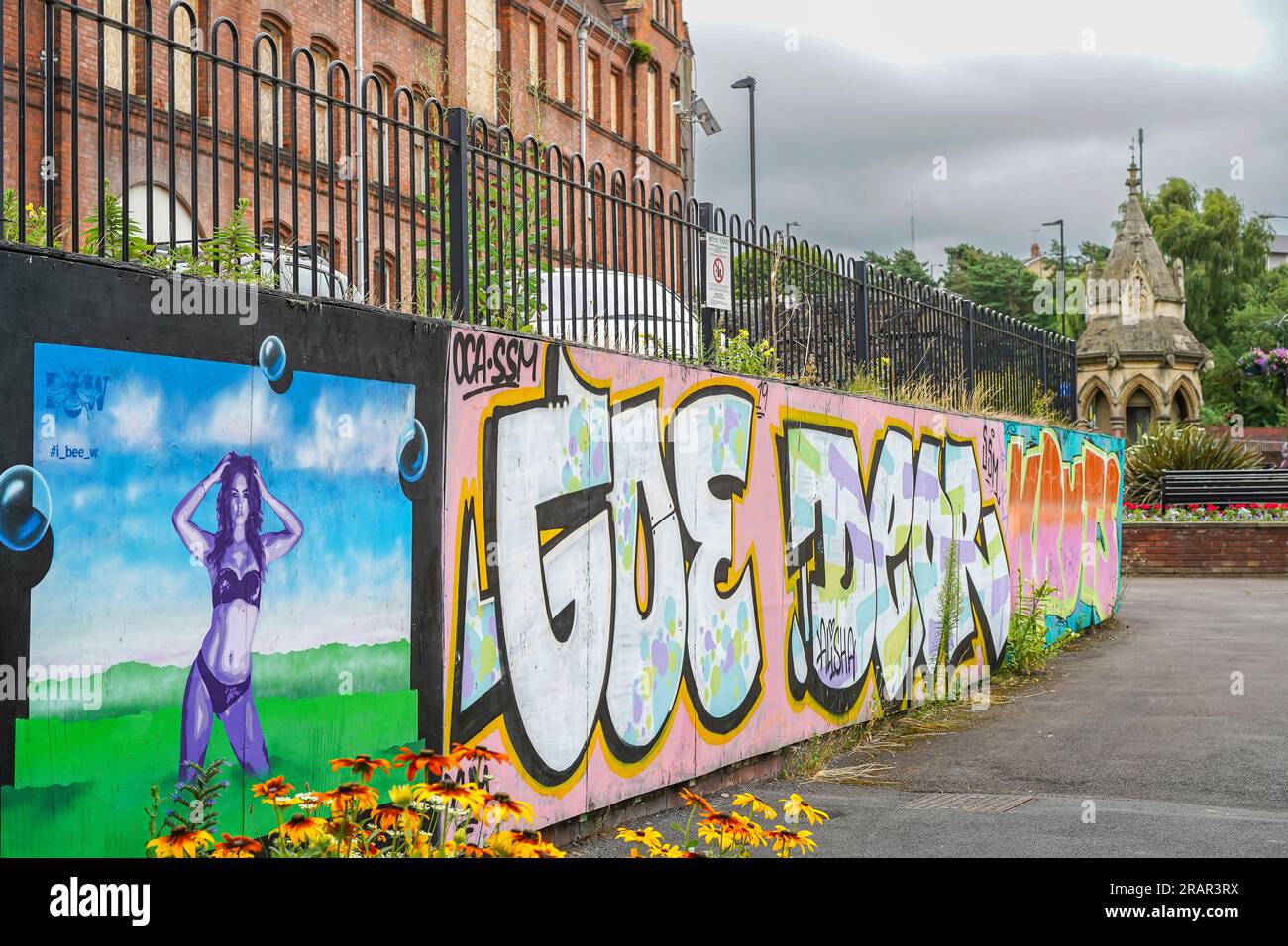Graffiti in einer Stadt am Stadtrand von Großbritannien. Stockfoto