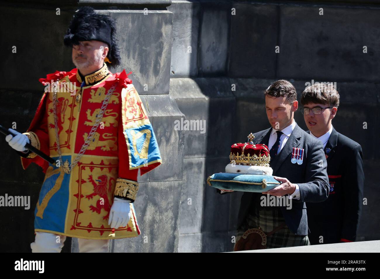 Die Krone, die Teil der Ehren von Schottland ist, wird vor dem Nationaldienst von Thanksgiving und der Widmung für König Karl III. Und Königin Camilla und der Präsentation der Ehren von Schottland in die St. Giles' Cathedral gebracht. Bilddatum: Mittwoch, 5. Juli 2023. Stockfoto