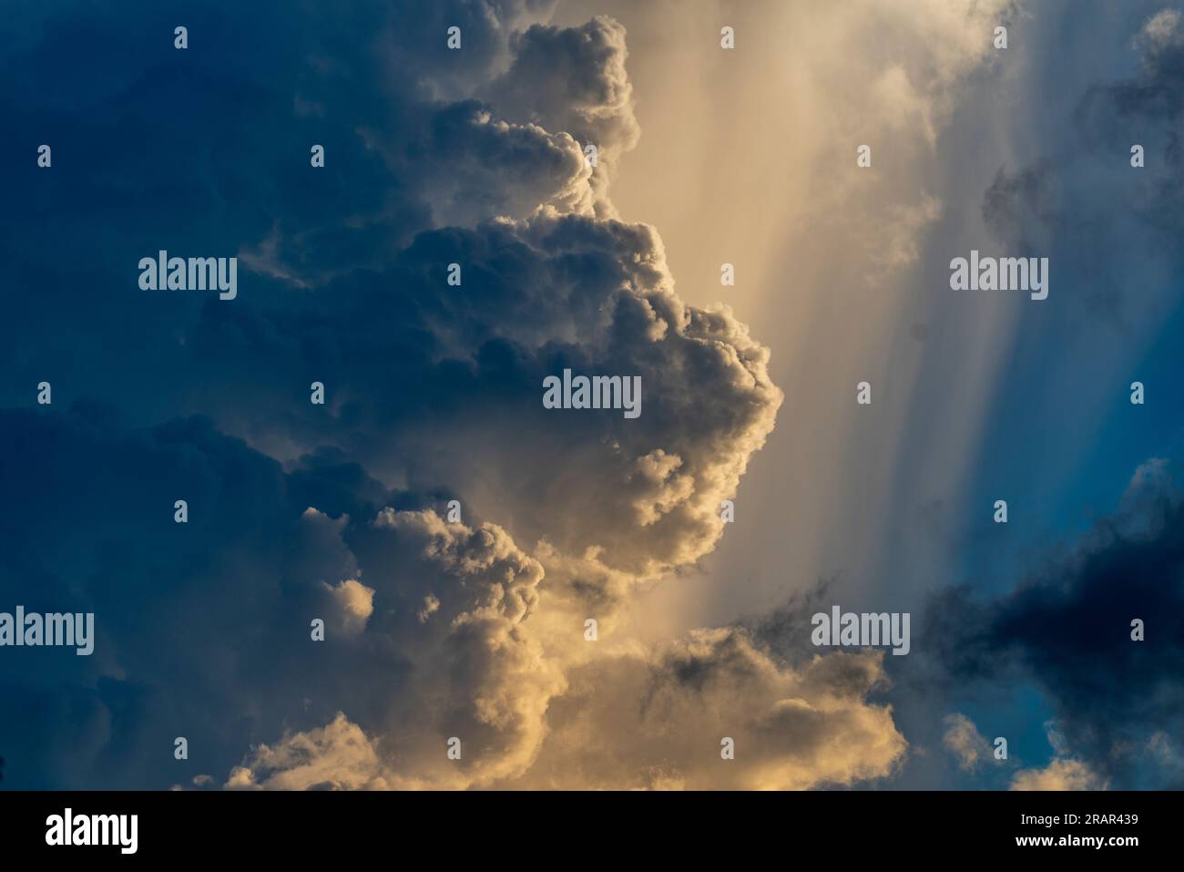 Dramatische Wolkenbildung in der goldenen Stunde Stockfoto