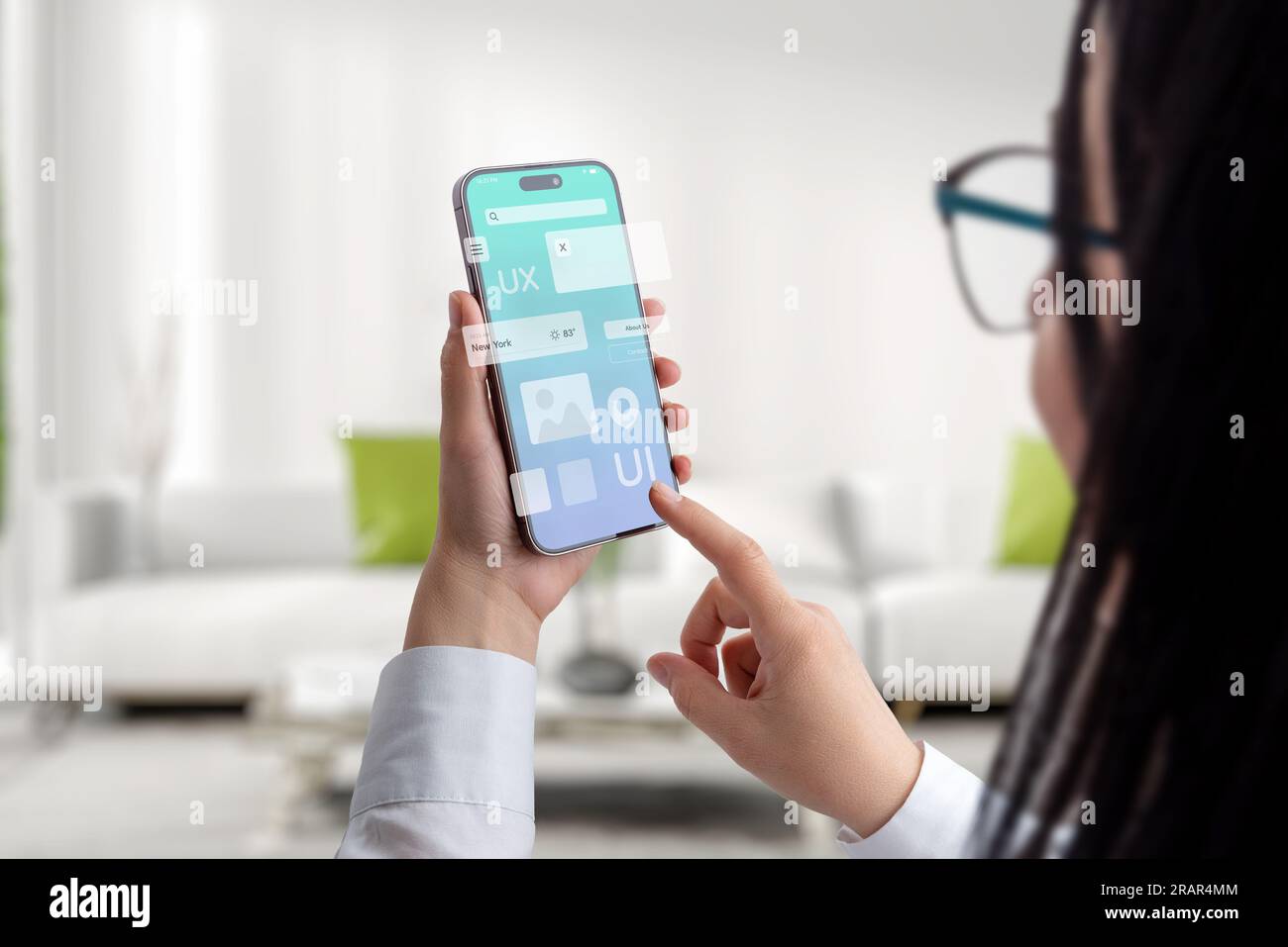 Benutzeroberfläche und Experience Concept App auf Smartphones in Frauenhänden. Klares Design mit fliegenden App-Modulen Stockfoto