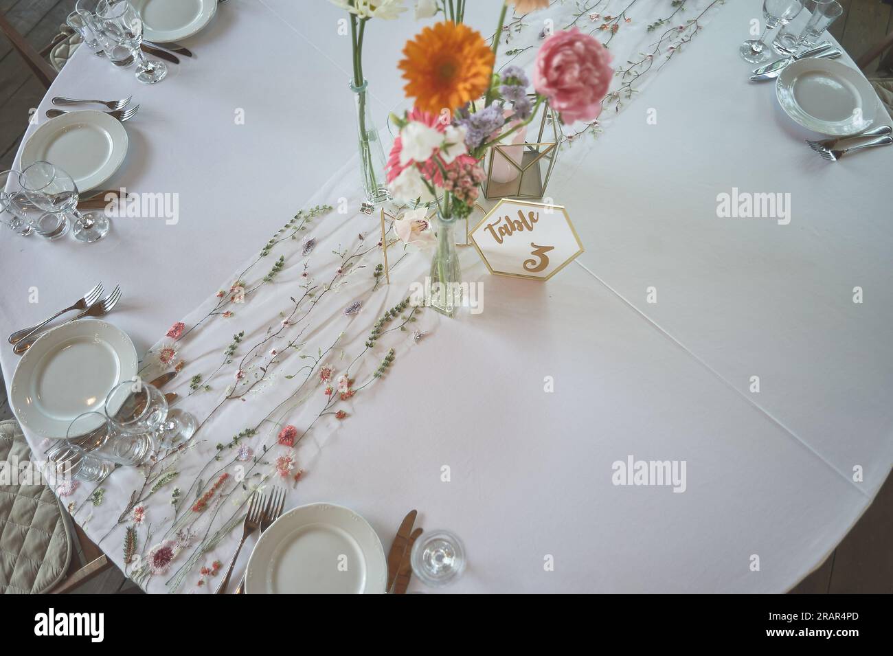 Floristik. Blumendekoration der Hochzeit in Pastelltönen. Viele Blumen in verschiedenen Vasen und Gefäßen Stockfoto