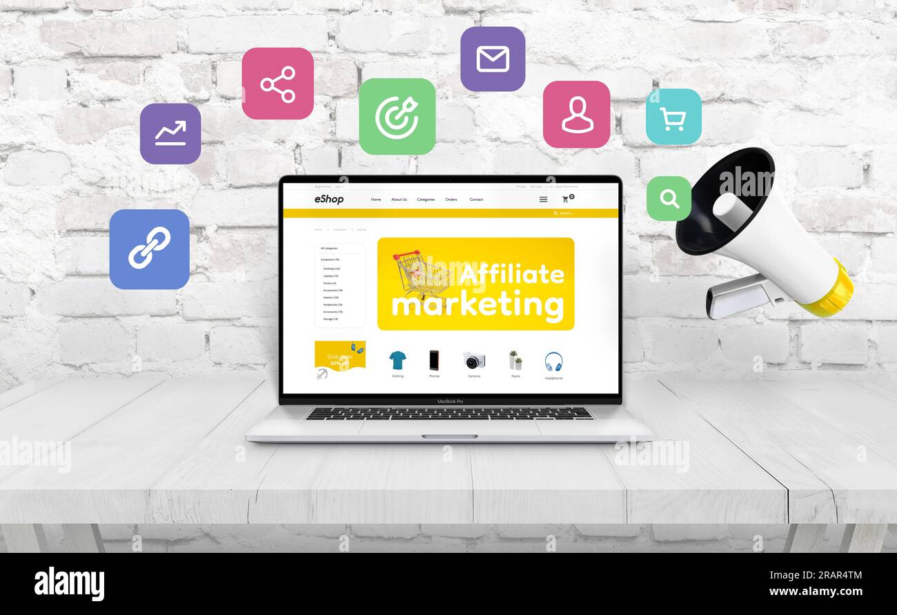 Die eCommerce-Website bietet Affiliate-Marketing auf Laptops an. Website-Design-Konzept. Das Megafon daneben wirft Affiliate-Ikonen heraus Stockfoto