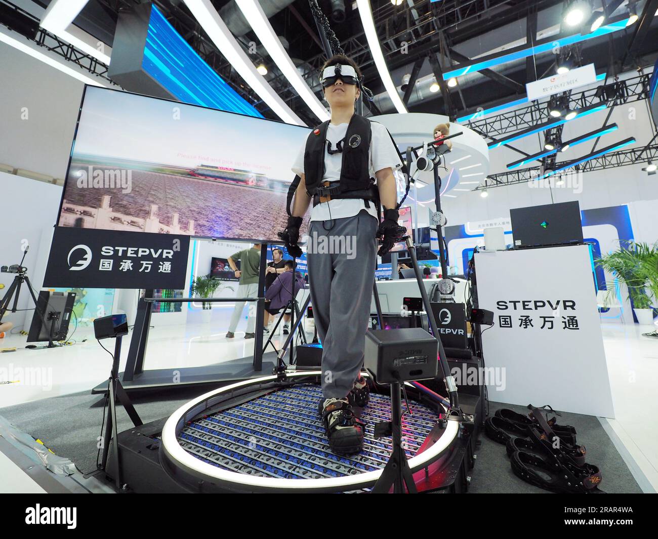 PEKING, CHINA - 5. JULI 2023 - Besucher erleben das „Meta-Universe Arbitrary Gate“-System auf der Boutique-Themenausstellung von 2023 Global Digital Stockfoto