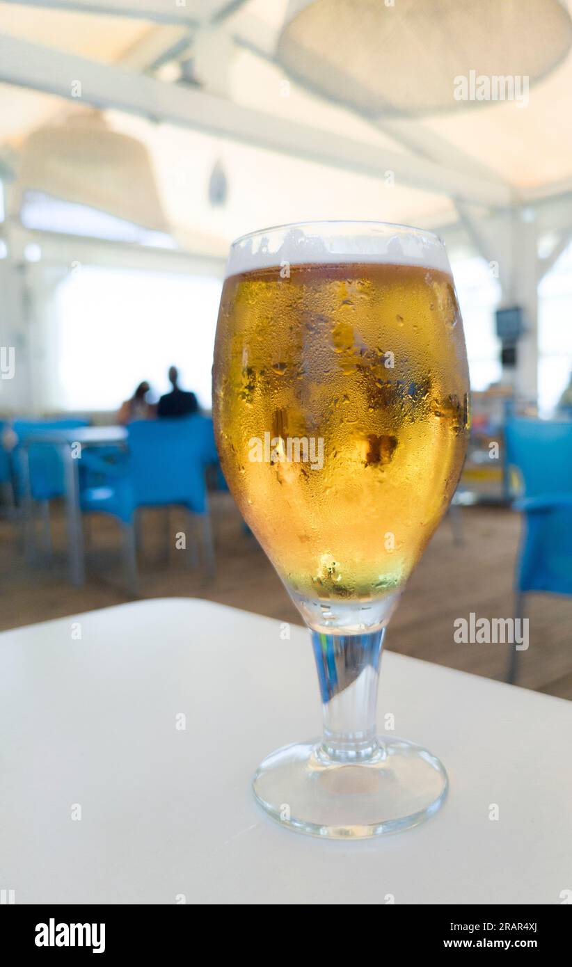 Glaskeller mit Bier auf der Strandterrasse. Spanischer Chiringuito-Hintergrund Stockfoto