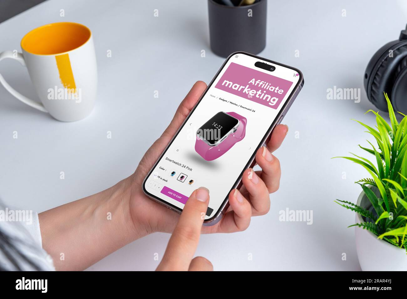 Die eCommerce-Website bietet Affiliate-Marketing auf dem Smartphone-Display an. Moderne Webseite mit Smartwatch in Frauenhänden Stockfoto