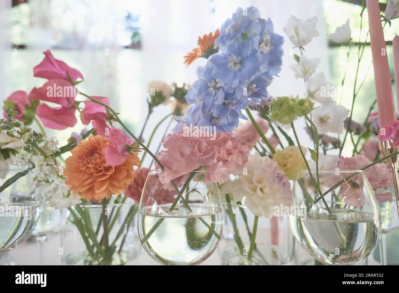 Floristik. Blumendekoration der Hochzeit in Pastelltönen. Viele Blumen in verschiedenen Vasen und Gefäßen Stockfoto