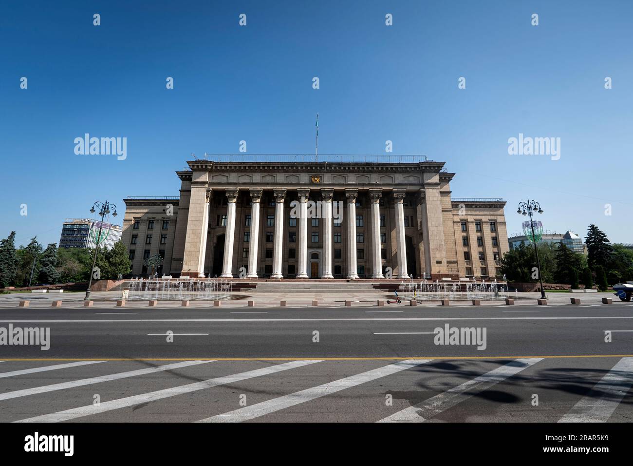 , Almaty, Kasachstan. 26. Mai 2023. Ehemaliges Regierungsgebäude der kasachischen Sowjetsozialistischen Republik. Jetzt ist er besetzt Kasachisch-britischer Techn Stockfoto