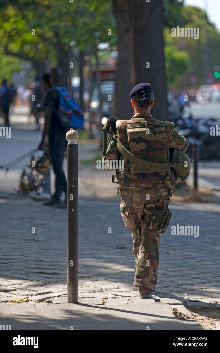 Paris, Frankreich - September 01 2016: Soldatin patrouilliert in der Nähe des Eiffelturms, um verdächtige Aktivitäten in der Nähe von Touristenattraktionen zu entdecken Stockfoto