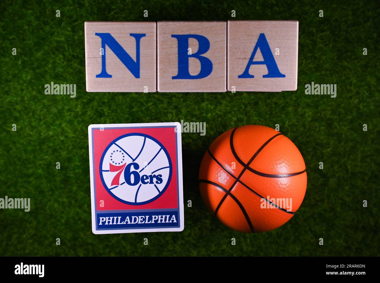 30. Januar 2023, Springfield, USA. Das Emblem des Clubs der Philadelphia 76ers National Basketball Association auf dem grünen Rasen des Stadions. Stockfoto