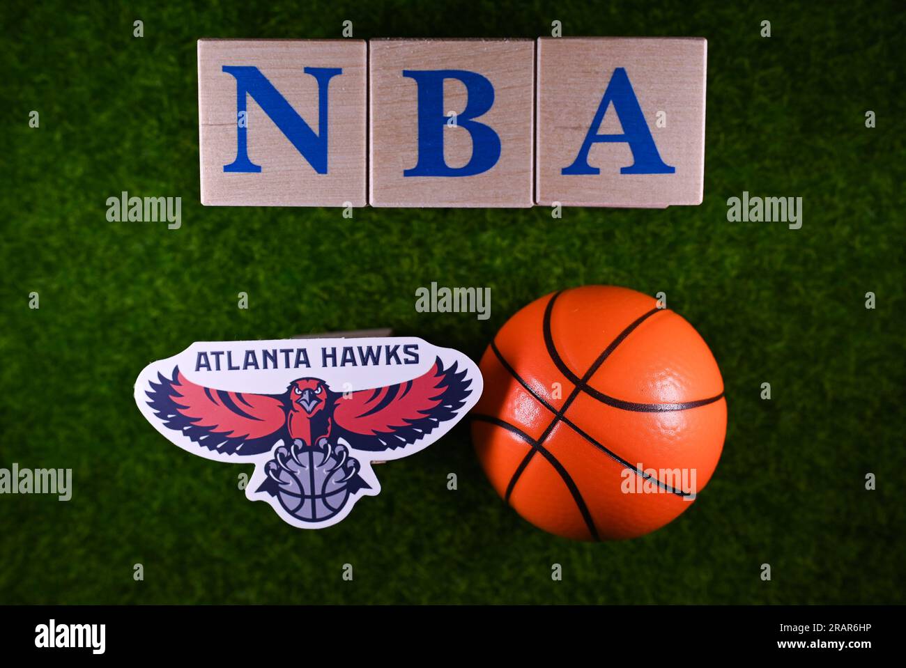 30. Januar 2023, Springfield, USA. Das Emblem des National Basketball Association Club Atlanta Hawks auf dem grünen Rasen des Stadions. Stockfoto