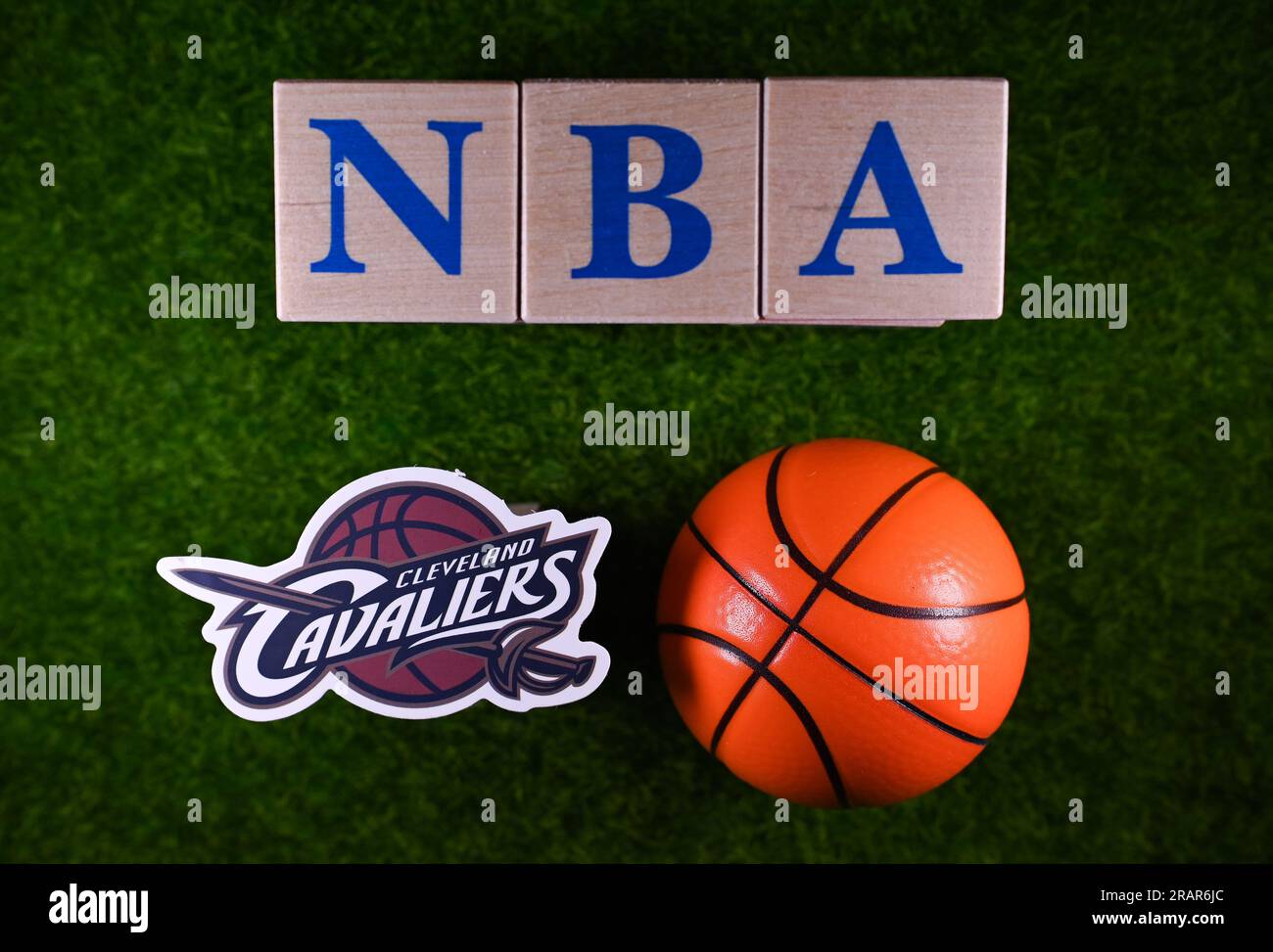 30. Januar 2023, Springfield, USA. Das Emblem des National Basketball Association Club Cleveland Cavaliers auf dem grünen Rasen des Stadions. Stockfoto