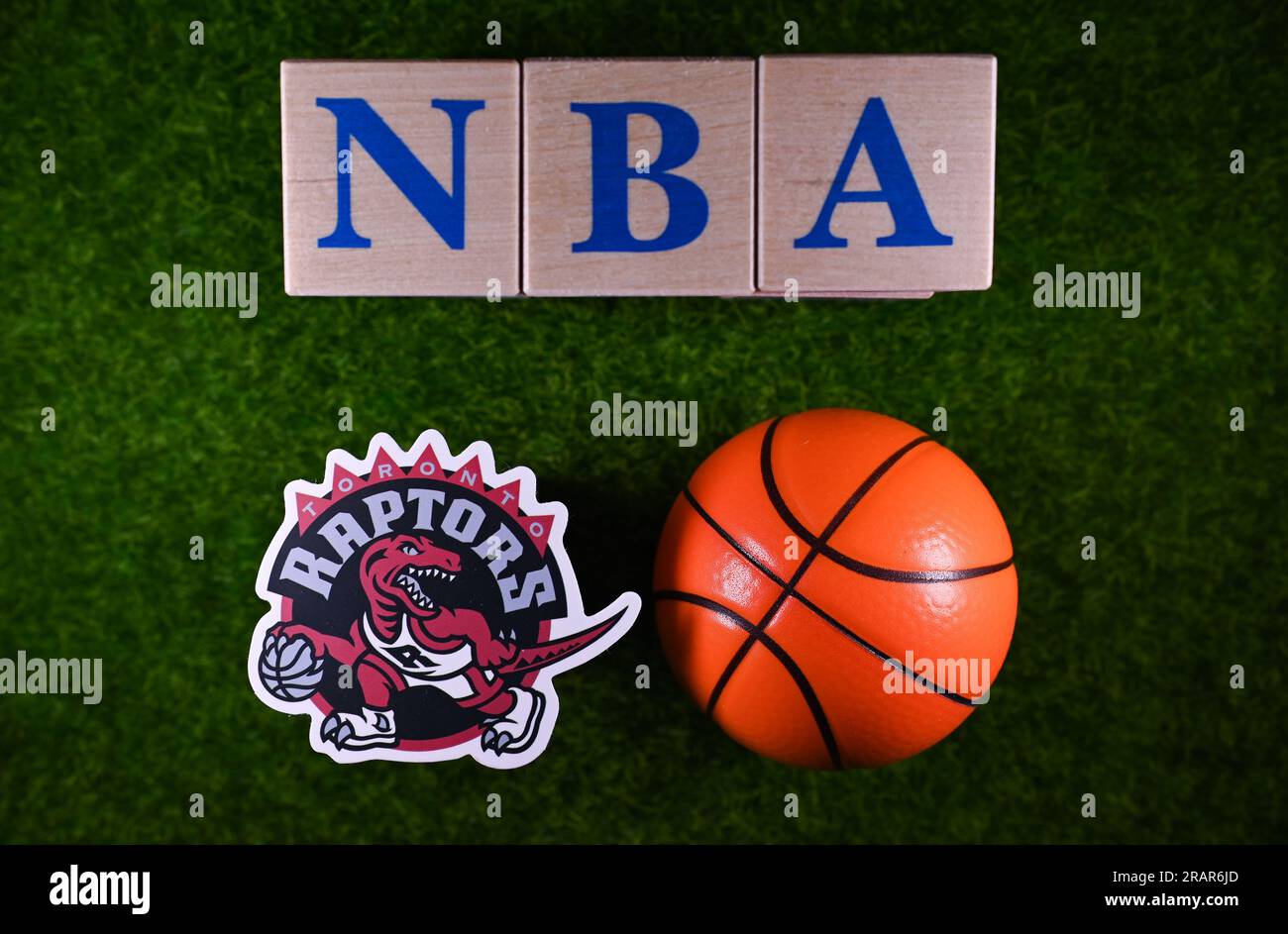 30. Januar 2023, Springfield, USA. Das Emblem des Toronto Raptors National Basketball Association Club auf dem grünen Rasen des Stadions. Stockfoto