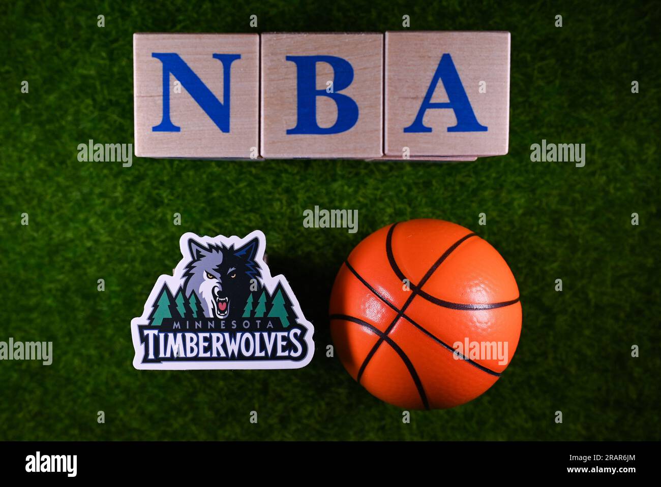 30. Januar 2023, Springfield, USA. Das Emblem des Minnesota Timberwolves National Basketball Association Club auf dem grünen Rasen des Stadions. Stockfoto