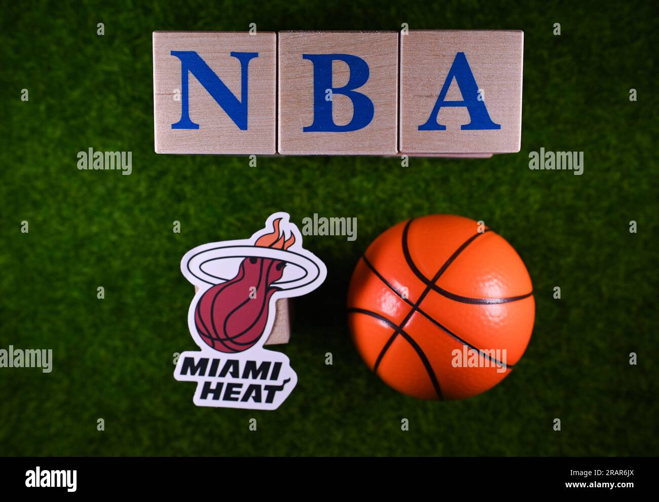 30. Januar 2023, Springfield, USA. Das Emblem des Miami Heat National Basketball Association Club auf dem grünen Rasen des Stadions. Stockfoto