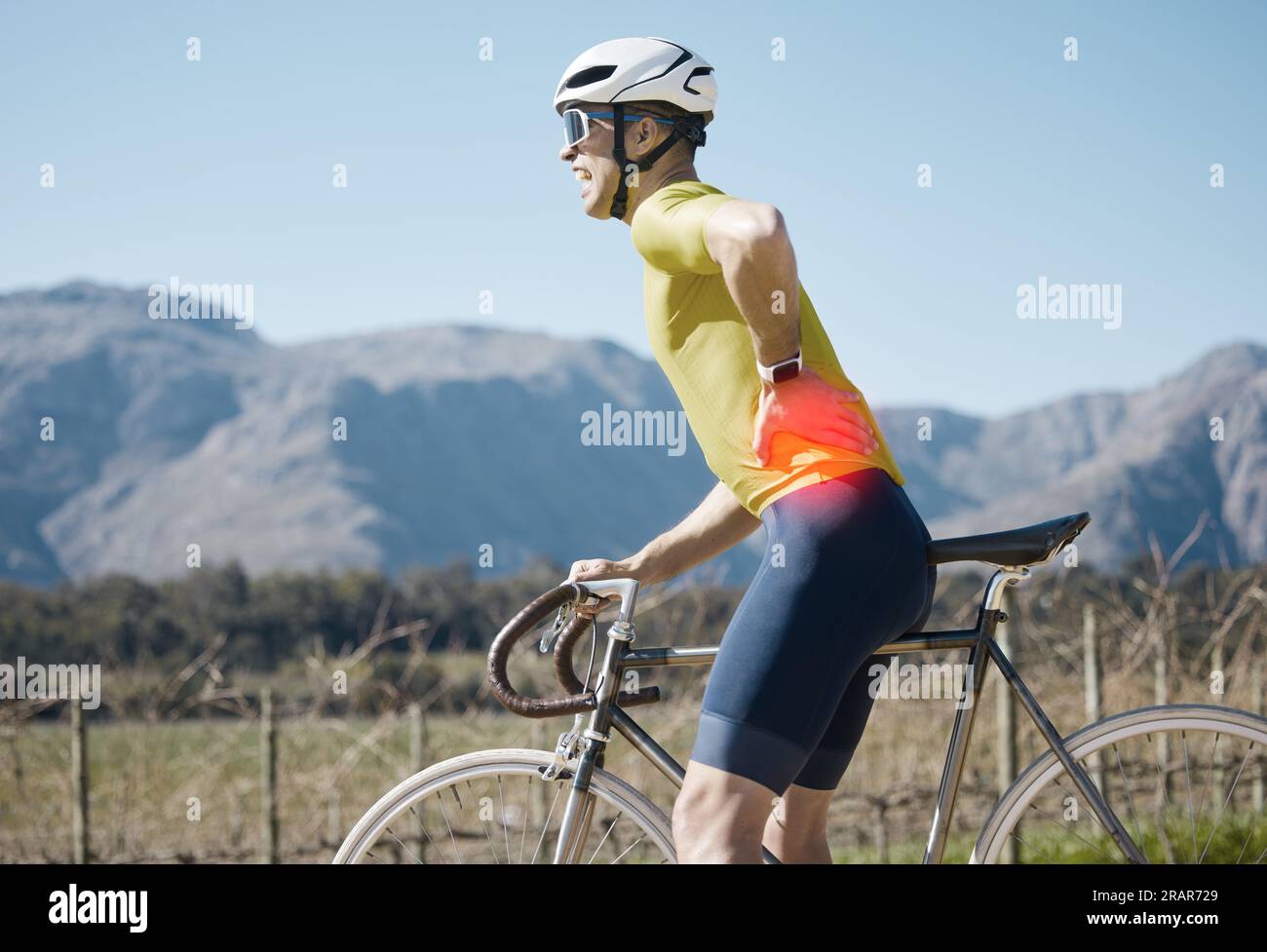 Radfahren, Verletzungen und Mann mit Rückenschmerzen in der Natur während Fitness, Training oder