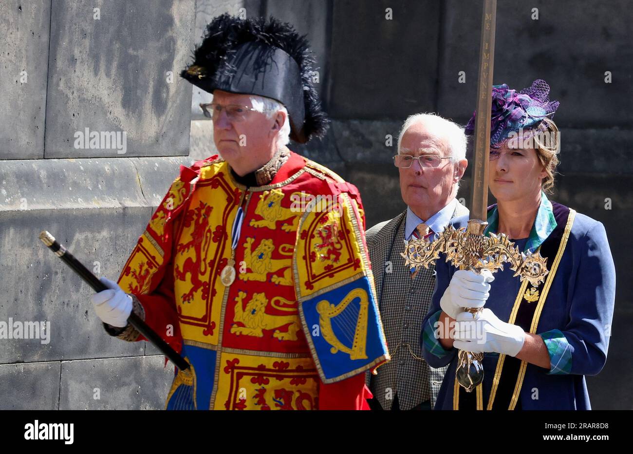 Dame Katherine Grainger trägt das Schwert der Elisabeth, das Teil der Ehrungen von Schottland ist, in die St. Giles' Cathedral in Edinburgh für den Nationaldienst von Thanksgiving und die Hingabe für König Karl III. Und Königin Camilla und die Präsentation der Ehrungen von Schottland. Bilddatum: Mittwoch, 5. Juli 2023. Stockfoto