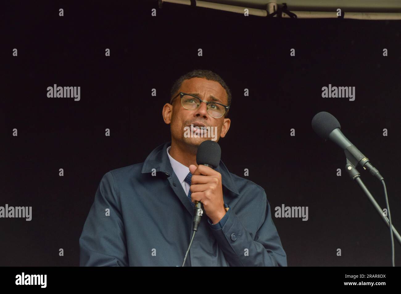 London, Großbritannien. 5. Juli 2023 Der neue Generalsekretär der neuen EU, Daniel Kebede, hält eine Rede auf dem Parliament Square. Tausende von Lehrern marschierten in Westminster, als die National Education Union (neu) neue Streiks über Lohn veranstaltete. Kredit: Vuk Valcic/Alamy Live News Stockfoto