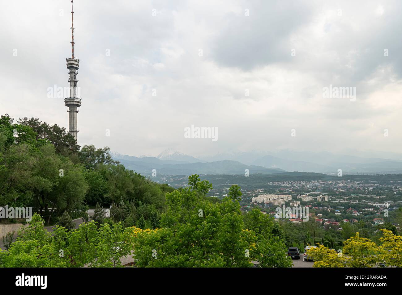 Almaty, Kasachstan. Der Almaty Television Tower befindet sich an den hohen Hängen des Kok Tobe Berges südöstlich der Innenstadt von Almaty Stockfoto