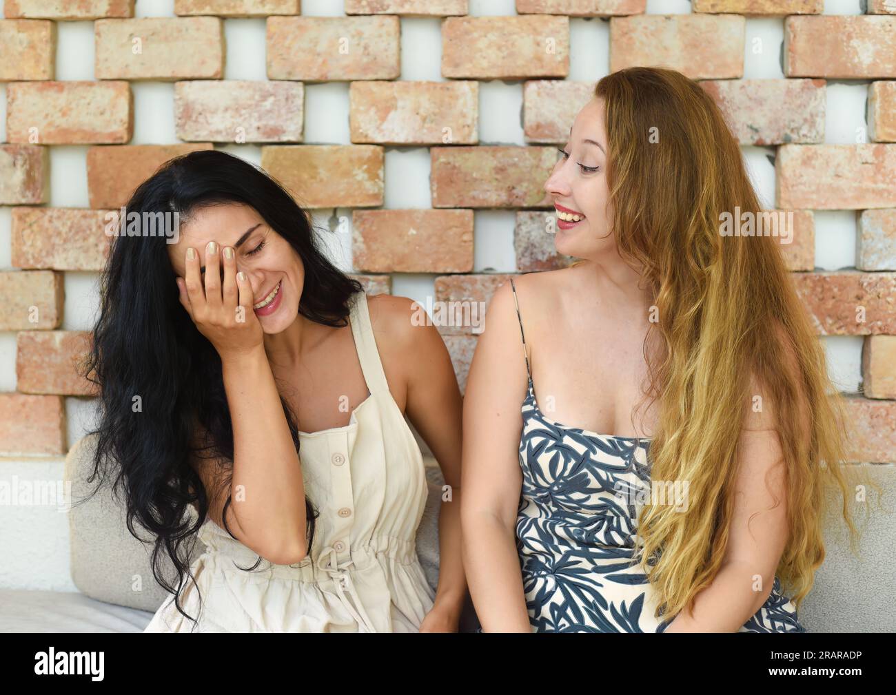 Eine wunderschöne, russische blonde Frau, die mit ihrer besten Freundin spricht Stockfoto