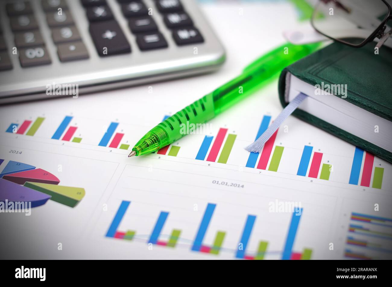 Finanzstatistiken auf Tisch und grüner Stift Stockfoto