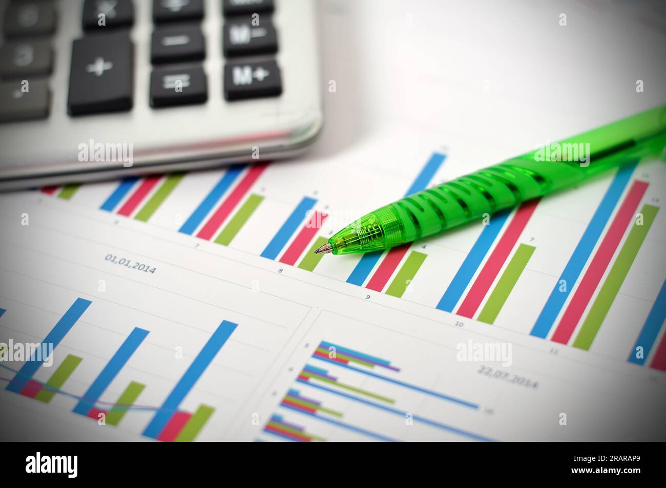 Finanzdiagramme auf dem Tisch und grüner Stift Stockfoto