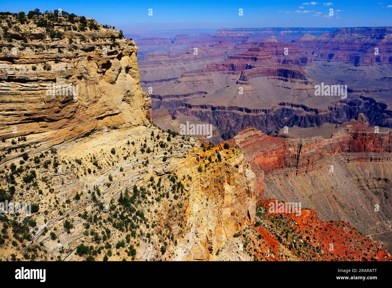 Der Grand Canyon in Arizona in den USA bietet einen atemberaubenden Blick auf die roten Felsen und Felsenklippen Stockfoto
