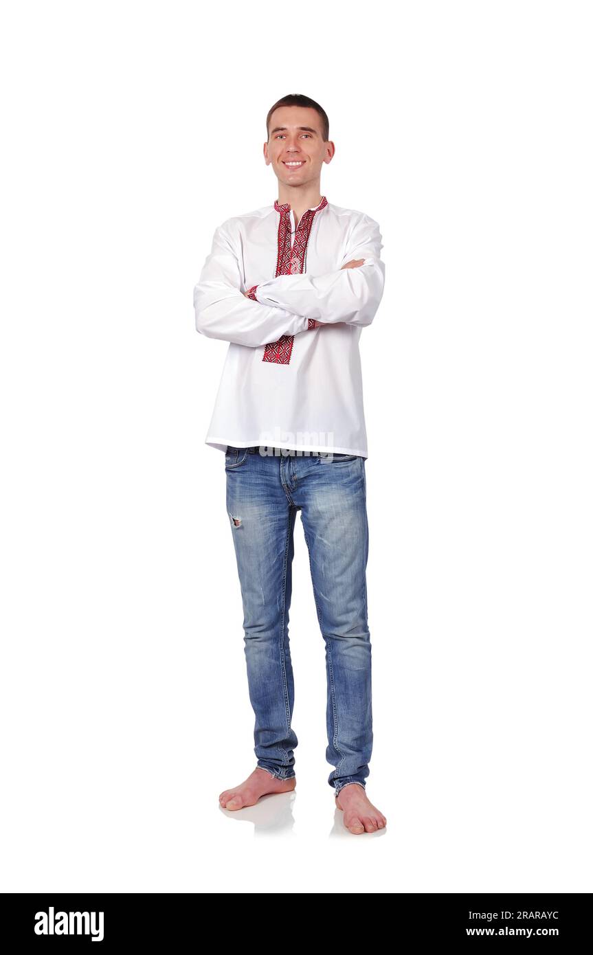 Glücklicher Mann in einem bestickten ukrainischen Hemd auf weißem Hintergrund Stockfoto