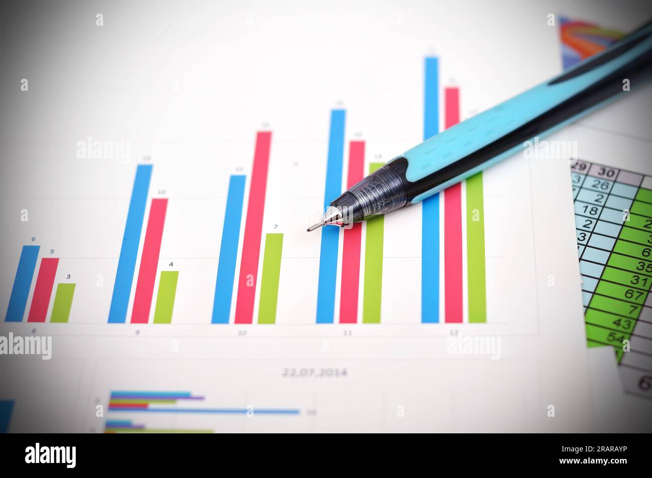 Finanzdiagramme auf dem Tisch und blauer Stift Stockfoto