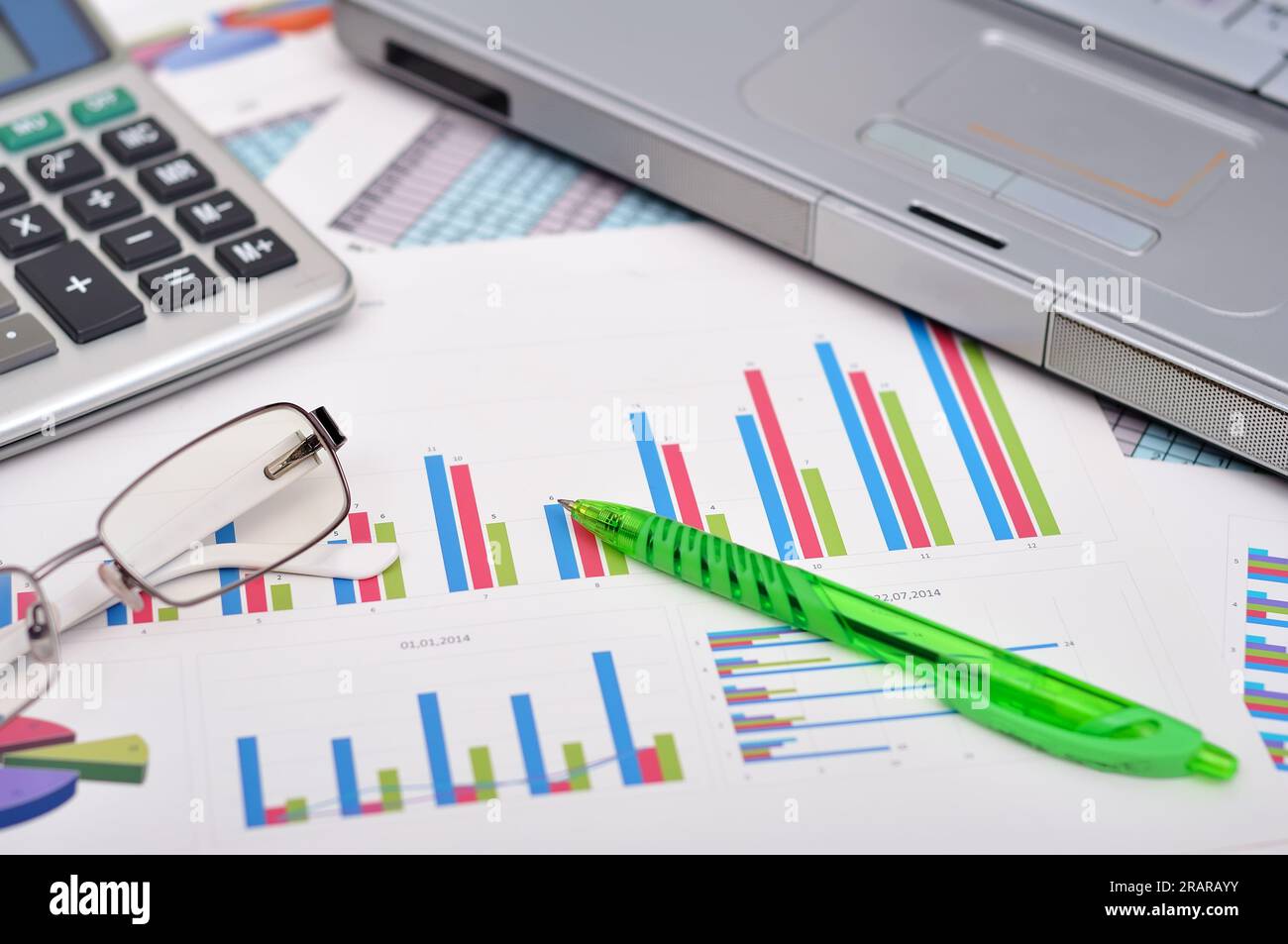 Marktanalysekonzept mit Finanzdaten, Stift, Laptop und Taschenrechner Stockfoto