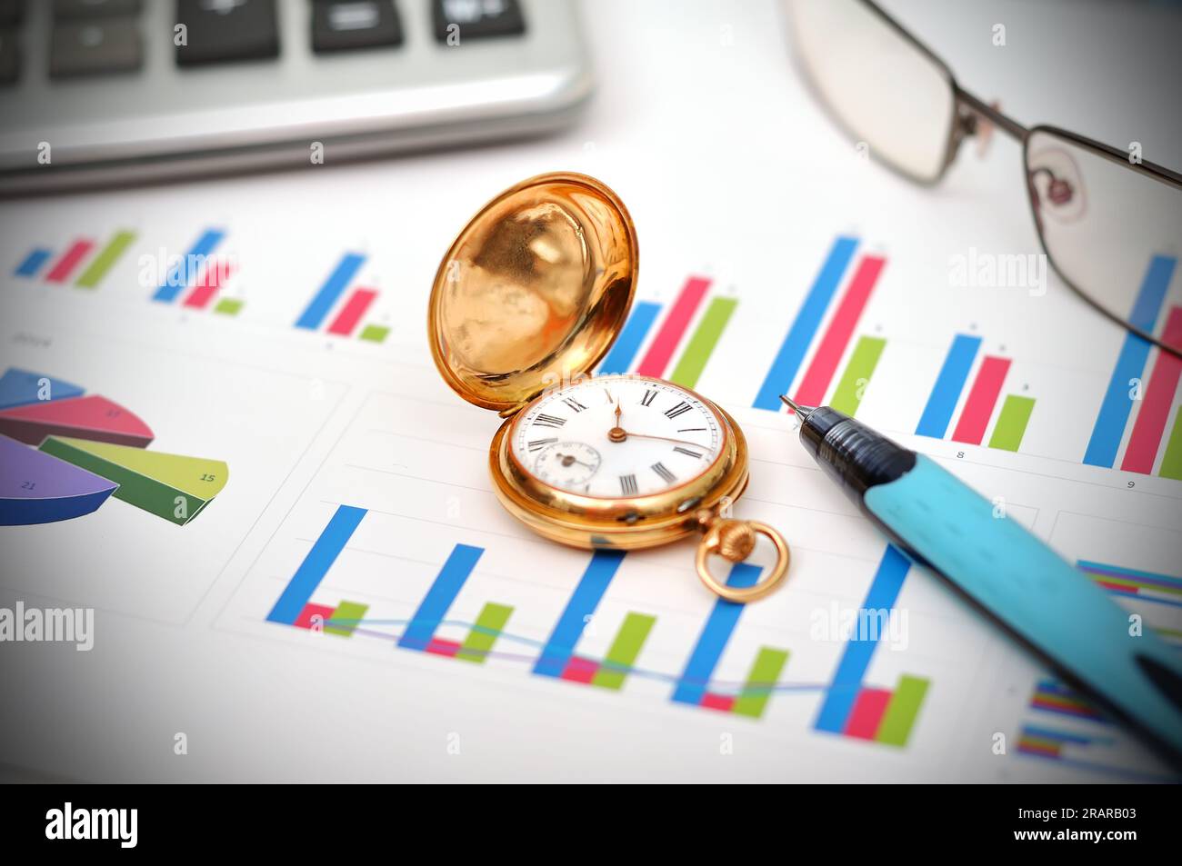 Geschäftskarten, Stift und goldene Taschenuhr Stockfoto