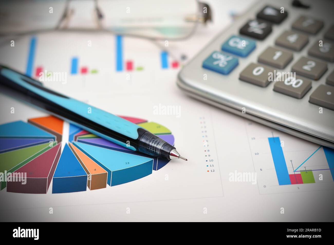 Stift- und Finanzdiagramme auf dem Tisch, Nahaufnahme Stockfoto