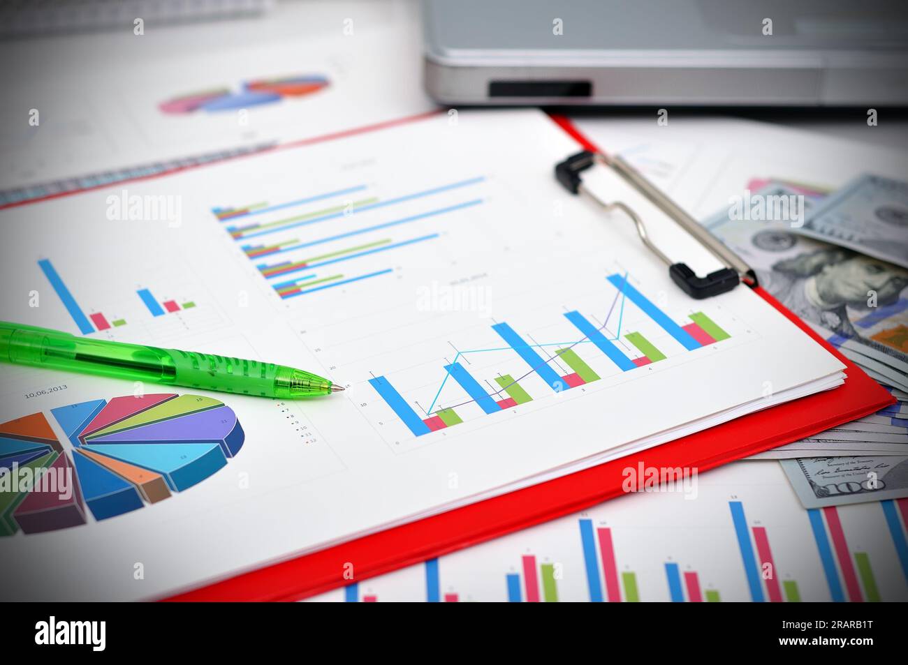 Marktanalysekonzept mit Finanzdaten, Stift, Laptop und Taschenrechner Stockfoto