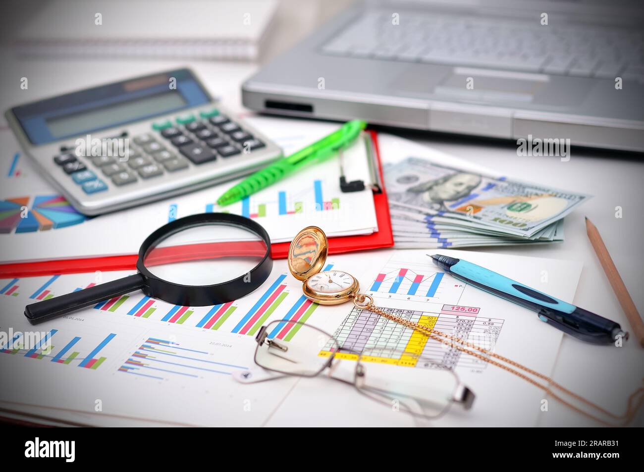 Nahaufnahme von Geschäftsdokumenten, Taschenuhr, Geld und Taschenrechner auf dem Schreibtisch Stockfoto