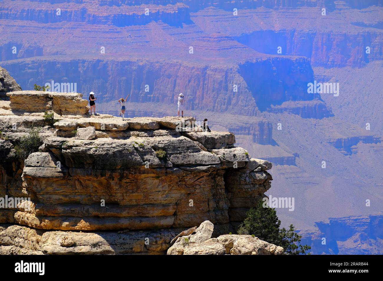 Menschen oder Touristen auf einer Klippe machen Selfies im Grand Canyon in Arizona in den USA und bieten einen fantastischen Blick auf die roten Felsenklippen und die Aussicht Stockfoto