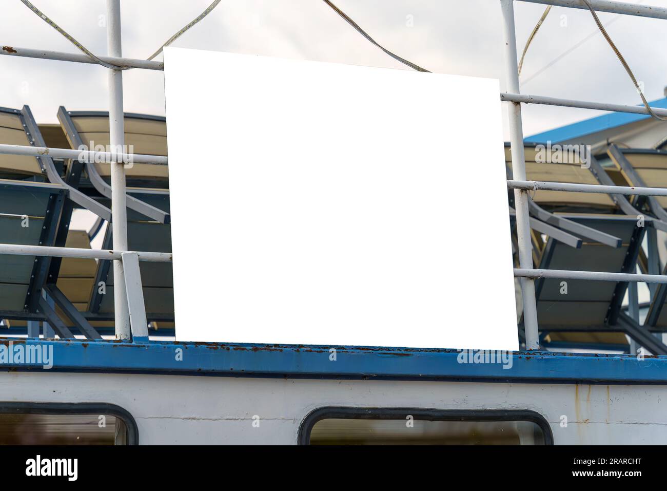 Leeres weißes Schild vor dem kleinen Kreuzfahrtschiff Stockfoto