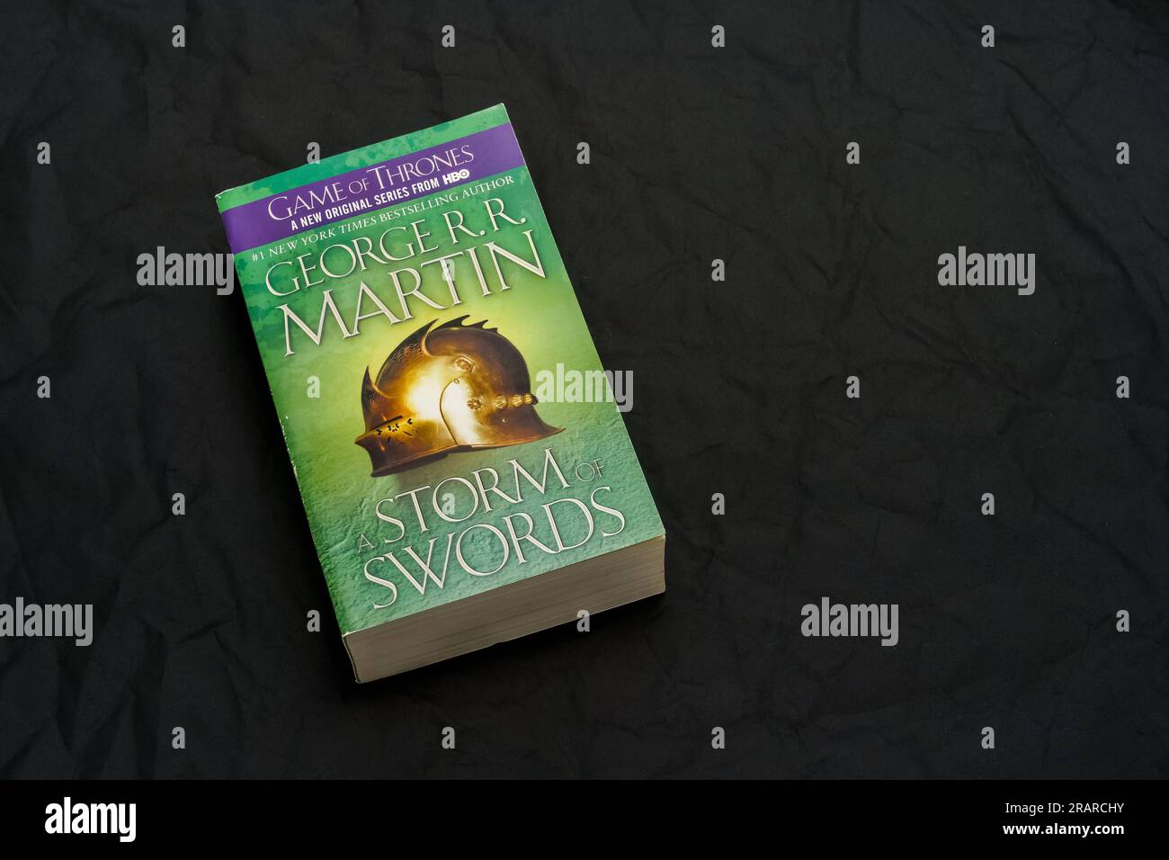 Ein Sturm der Schwerter von George R. Martin auf dunkler Oberfläche. Lahti, Finnland. 18. Juni 2023. Stockfoto