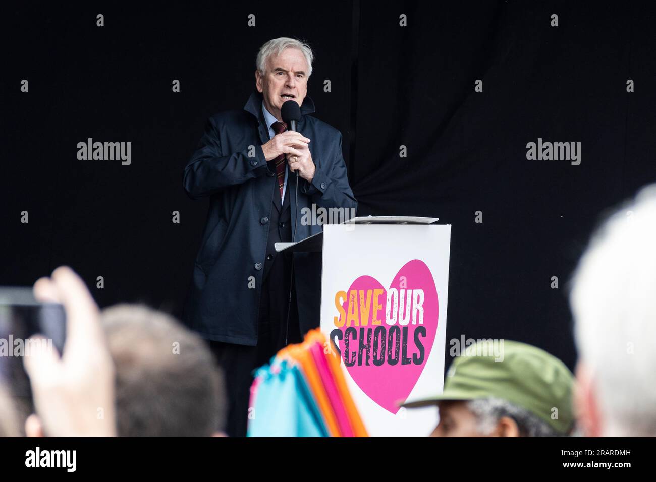 London, Großbritannien. 05. Juli 2023. John McDonnell MP hat heute am Parliament Square eine eindrucksvolle Menschenmenge gewonnen. Tausende von Pädagogen und Unterstützern sind aus dem berühmten London Eye marschiert. Inmitten eines Streiks der NEU kam ihre einheitliche Forderung nach einer kritischen Gehaltserhöhung in den historischen Straßen der Stadt zum Ausdruck und suchte die Aufmerksamkeit des Parlaments. Heute haben die Schulmeister gezeigt, dass sie nicht nur für Löhne, sondern auch für Veränderungen marschieren. Kredit: Sinai Noor/Alamy Live News Stockfoto