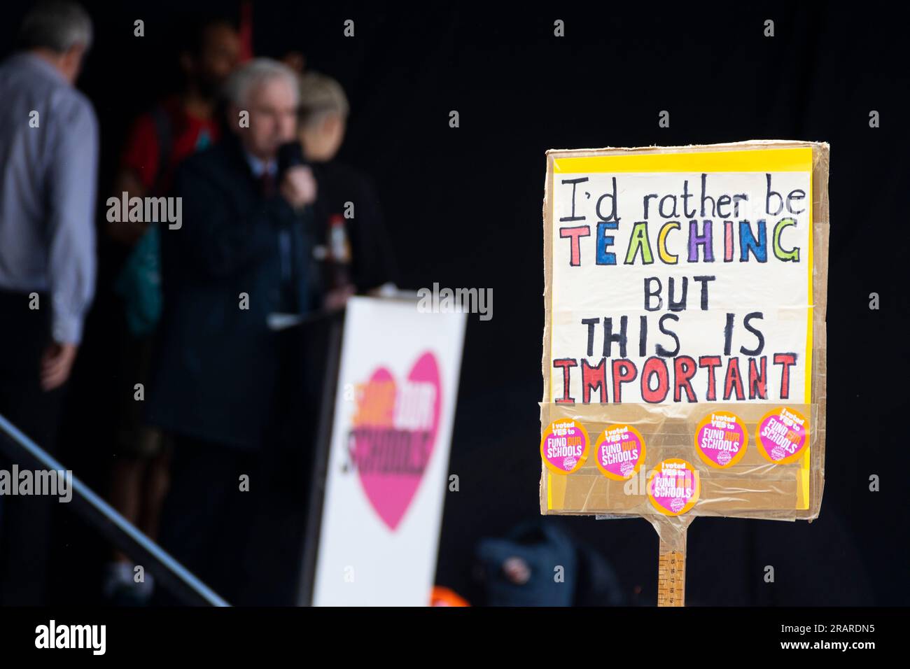 London, Großbritannien. 05. Juli 2023. John McDonnell MP hat heute am Parliament Square eine eindrucksvolle Menschenmenge gewonnen. Tausende von Pädagogen und Unterstützern sind aus dem berühmten London Eye marschiert. Inmitten eines Streiks der NEU kam ihre einheitliche Forderung nach einer kritischen Gehaltserhöhung in den historischen Straßen der Stadt zum Ausdruck und suchte die Aufmerksamkeit des Parlaments. Heute haben die Schulmeister gezeigt, dass sie nicht nur für Löhne, sondern auch für Veränderungen marschieren. Kredit: Sinai Noor/Alamy Live News Stockfoto