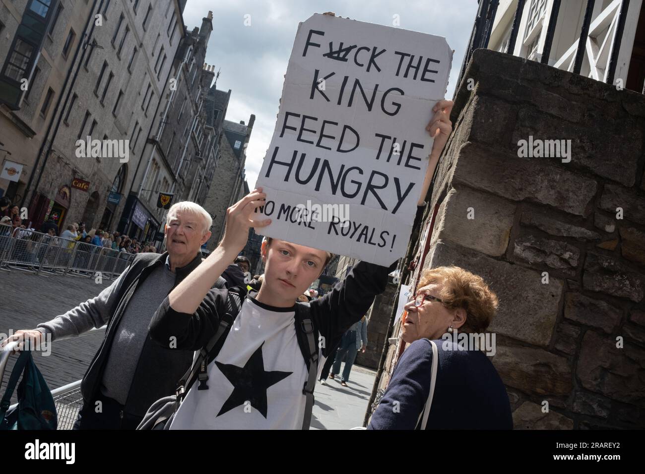 Edinburgh, Schottland, 5. Juli 2023. Anti-Monarchie-Protest auf der Royal Mile High Street, wo Schottland am 5. Juli 2023 die königliche Krönung seiner Majestät König Karl III. In Edinburgh, Schottland, feiert. Foto: Jeremy Sutton-Hibbert/Alamy Live News Stockfoto