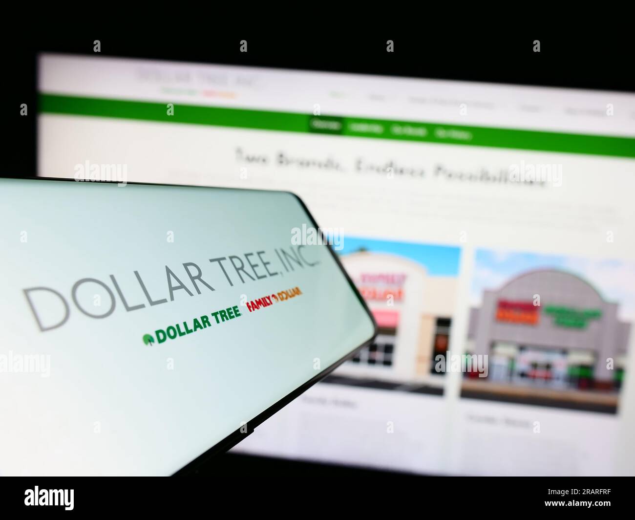 Smartphone mit Logo des US-amerikanischen Discount-Einzelhandelsunternehmens Dollar Tree Inc. Auf dem Bildschirm vor der Website. Konzentrieren Sie sich auf die Mitte des Telefondisplays. Stockfoto