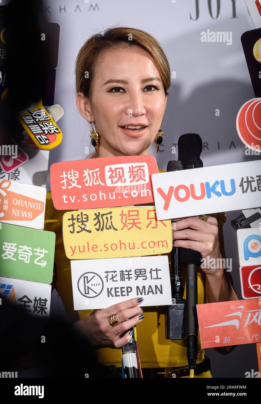 Hongkong, China. 18. März 2016. Coco Lee Dead bei 48.American Hong Kong Kantonesischer Popstar Coco Lee in EINEM AKTENBILD mit ihrem jetzigen Ex-Ehemann Bruce Philip Rockowitz, einem kanadischen Geschäftsmann und engen Freund von Victoria und David Beckham. Coco Lee starb am 5. Juli 2023 nach mehreren Tagen im Koma nach einem Selbstmordversuch. Kredit: Jayne Russell/Alamy Live News Stockfoto