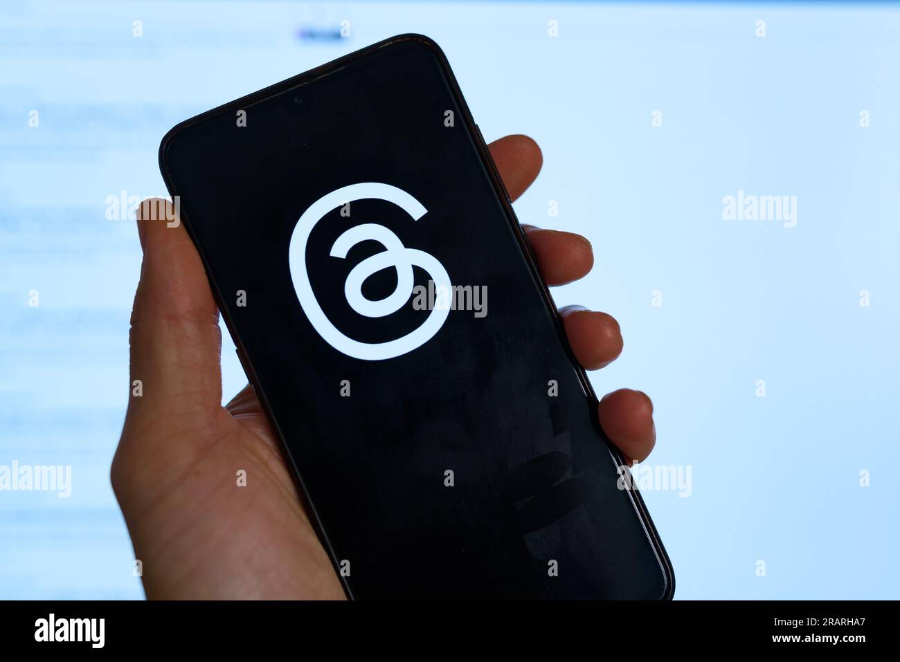 5. Juli 2023, Spanien: In dieser Fotoabbildung wurden die App-Threads von Meta auf einem Mobiltelefon angezeigt. Threads ist die neueste App von Meta, die ab dem 6. Juli 2023 erhältlich sein wird und ein direkter Rivale des sozialen Netzwerks Twitter sein wird, das nach der umstrittenen Übernahme von Unternehmerin Elon Musk mit einer Reihe von Problemen konfrontiert war. (Kreditbild: © Davide Bonaldo/SOPA Images via ZUMA Press Wire) NUR REDAKTIONELLE VERWENDUNG! Nicht für den kommerziellen GEBRAUCH! Stockfoto