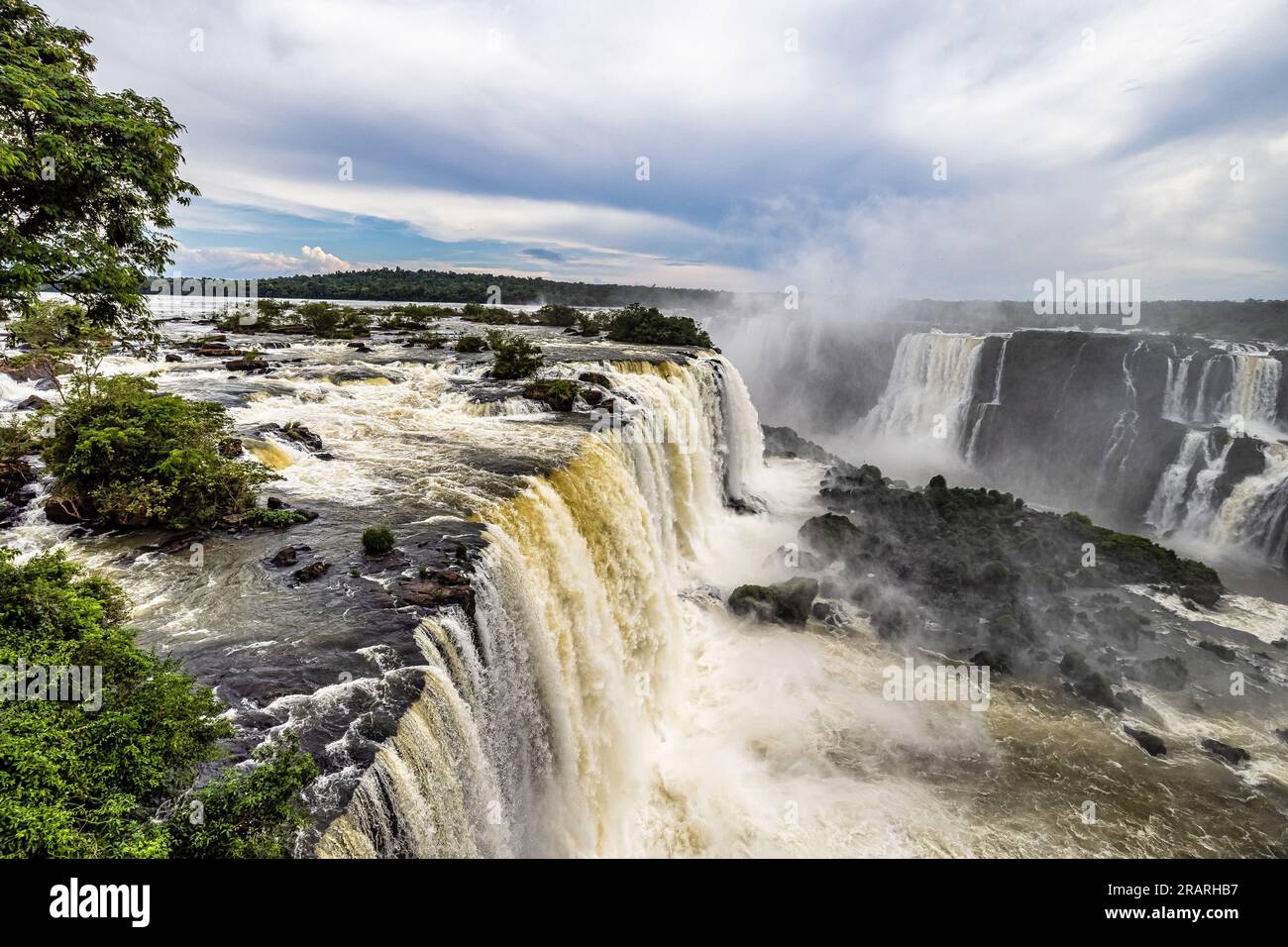 Devil's Throat an den Iguazu Falls, einem der größten Naturwunder der Welt, an der Grenze zwischen Argentinien und Brasilien, Lateinamerika Stockfoto