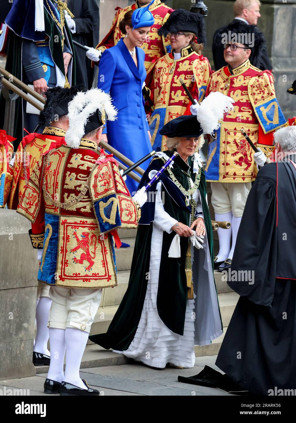 Königin Camilla und die Prinzessin von Wales, bekannt als Herzogin von Rothesay während ihres Aufenthalts in Schottland, verlassen Sie St. Giles' Cathedral nach dem Nationaldienst von Thanksgiving und der Hingabe für König Karl III. Und Königin Camilla und der Präsentation der Ehren von Schottland. Bilddatum: Mittwoch, 5. Juli 2023. Stockfoto