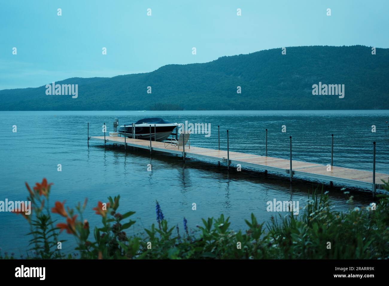 Ein Dock am Lake George in Silver Bay, New York Stockfoto