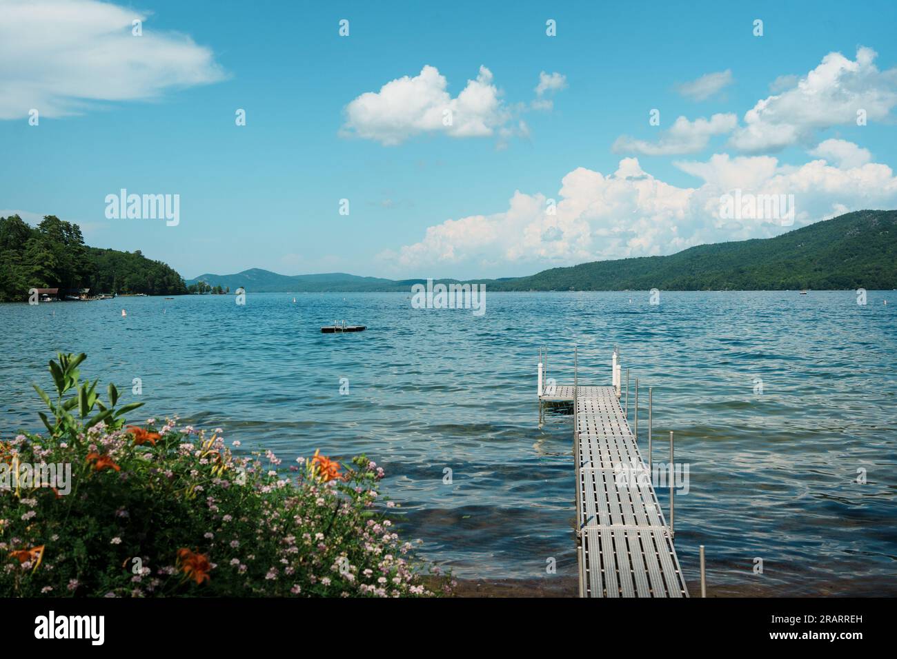 Ein Dock am Lake George in Silver Bay, New York Stockfoto