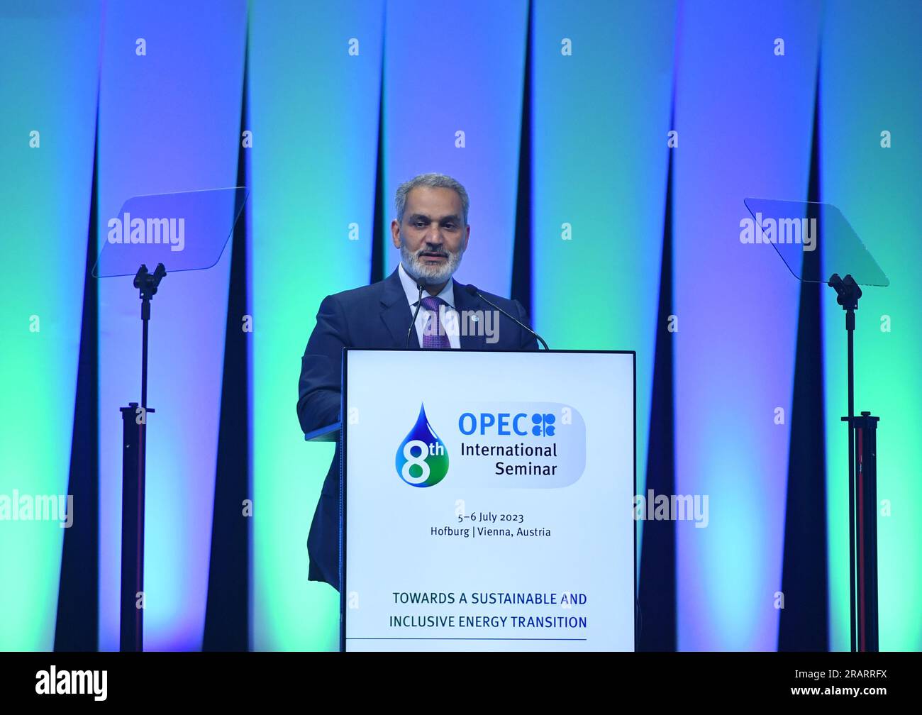 (230705) -- WIEN, 5. Juli 2023 (Xinhua) -- OPEC-Generalsekretär Haitham Al Ghais hält eine Rede während des 8. OPEC-Internationalen Seminars am 5. Juli 2023 in Wien. Die Organisation der Erdöl exportierenden Länder (OPEC) startete am Mittwoch hier das Internationale OPEC-Seminar 8., die wichtigste Energieveranstaltung der OPEC. Das zweitägige Seminar zum Thema "auf dem Weg zu einer nachhaltigen und integrativen Energiewende" bringt Minister aus OPEC-Mitgliedsländern und anderen Erdöl produzierenden und verbrauchenden Ländern sowie Vertreter internationaler Organisationen und Öl- und Energieunternehmen zusammen Stockfoto