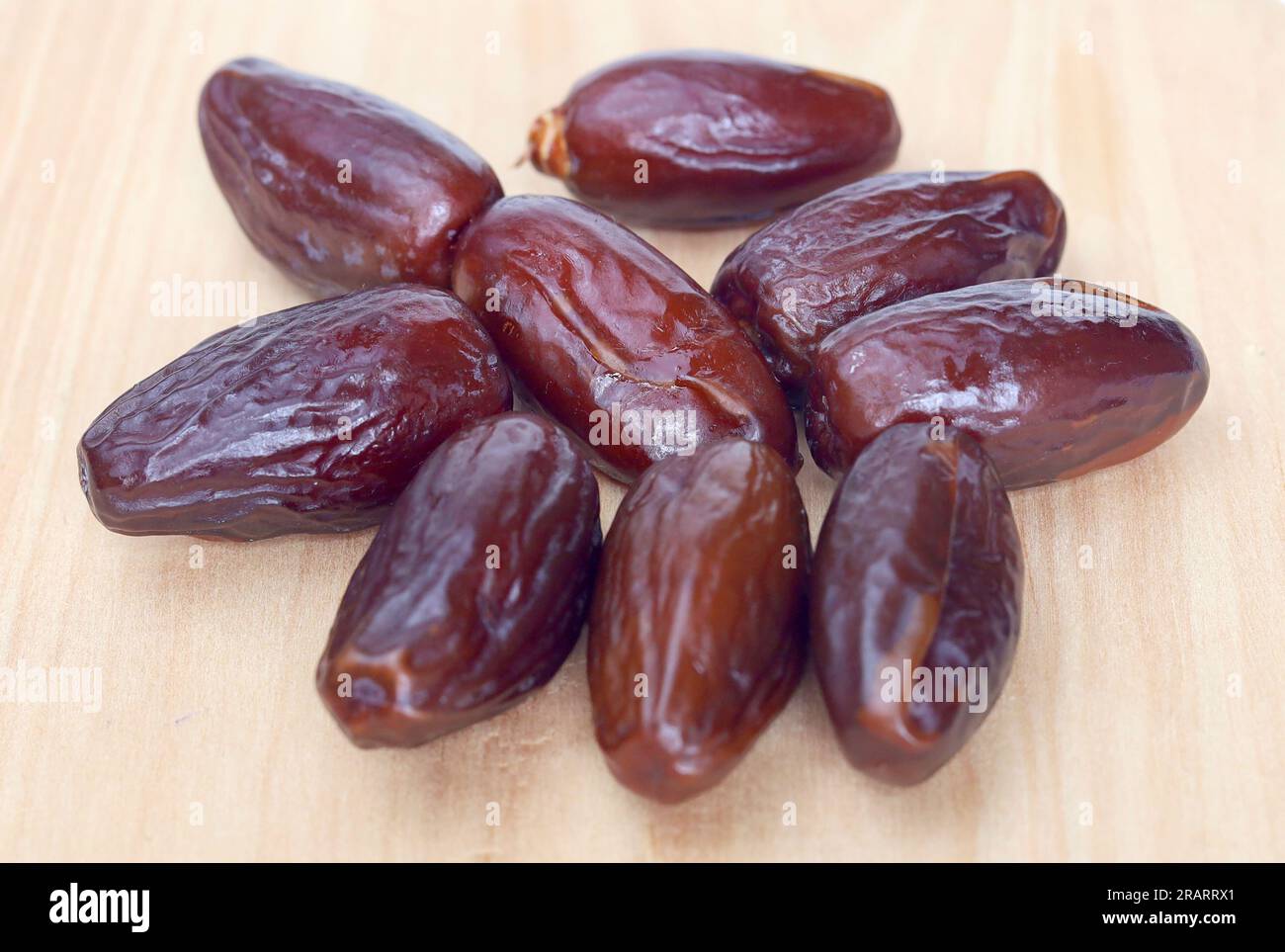 Ein Stapel Dattelfrucht auf Holztisch isoliert. Stockfoto