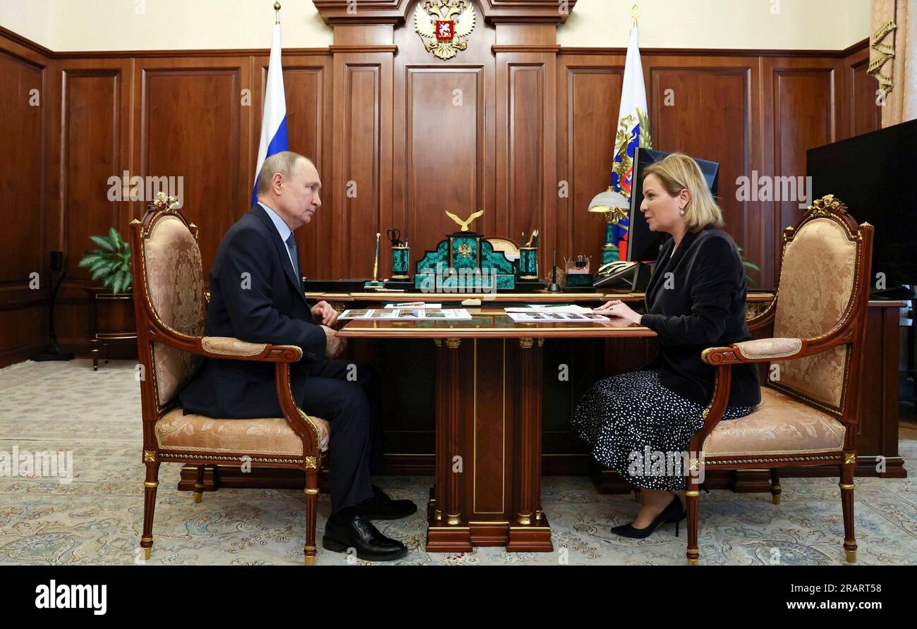 Moskau, Russland. 05. Juli 2023. Russischer Präsident Wladimir Putin während eines persönlichen Treffens mit Kulturminister Olga Lyubimova, rechts, im Kreml am 5. Juli 2023 in Moskau, Russland. Kredit: Alexander Kazakov/Kreml Pool/Alamy Live News Stockfoto