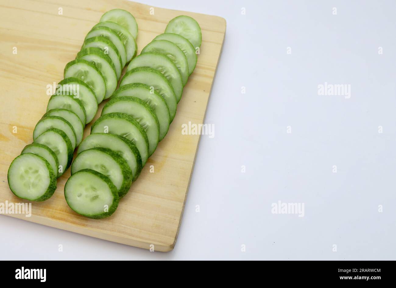 Frisch geschnittene Gurke auf Holzschneidbrett Stockfoto